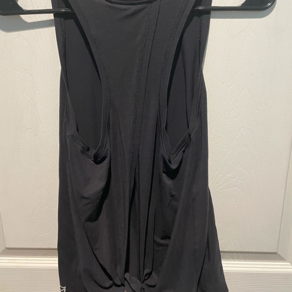 Gap workout shirt with an open back - Picture 2 of 3